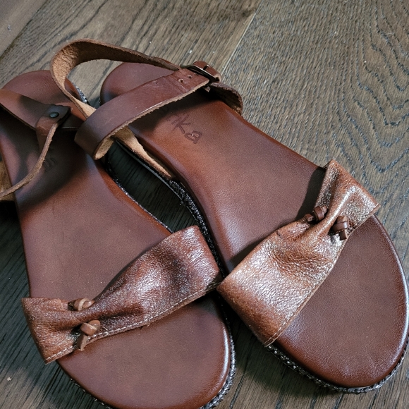 Brand new sandals - Picture 2 of 3